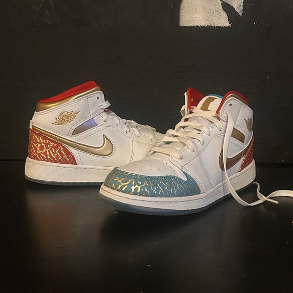 Nike White and Gold Sneakers Iconic Style - Picture 4 of 4